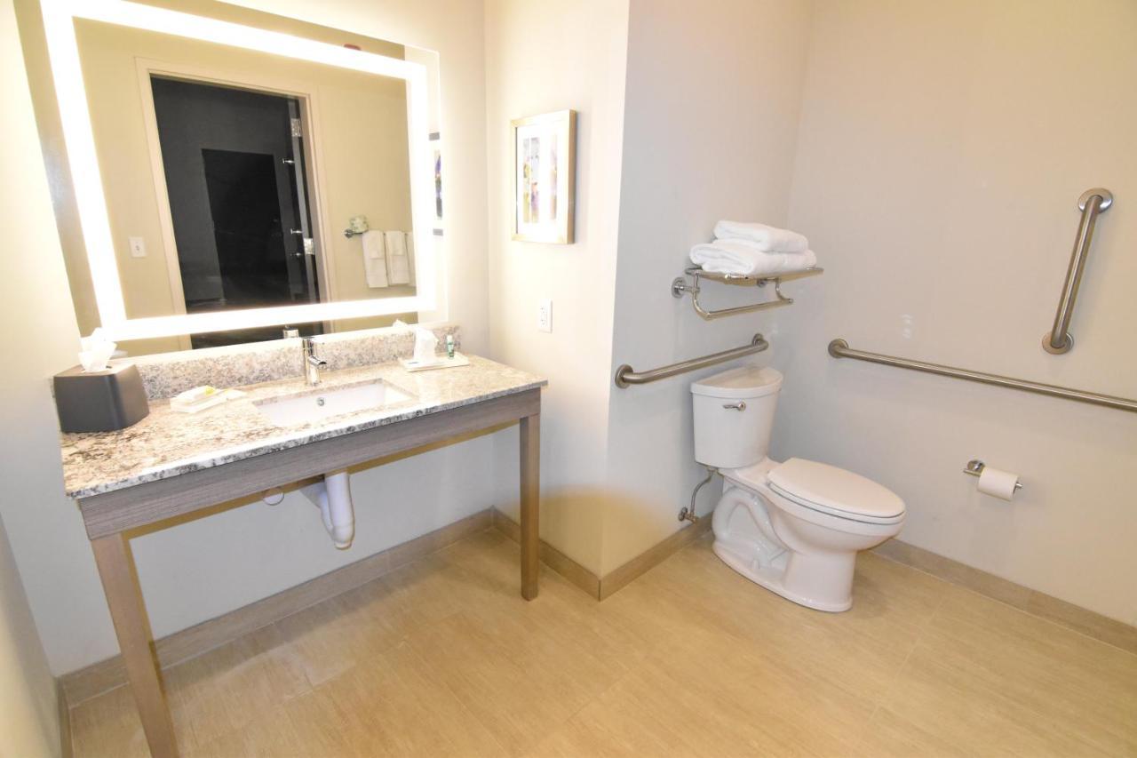 Holiday Inn - Kansas City - Northeast By Ihg Екстериор снимка