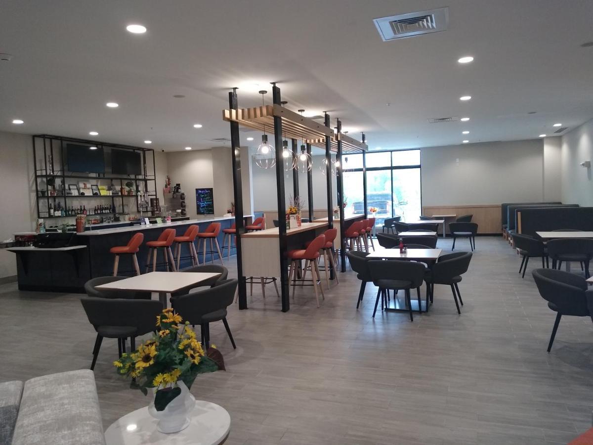 Holiday Inn - Kansas City - Northeast By Ihg Екстериор снимка